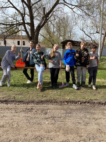 Уборка пришкольных территорий.