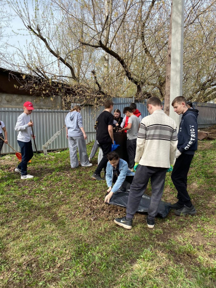Уборка пришкольных территорий.
