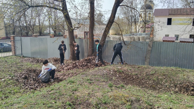 Уборка пришкольных территорий.