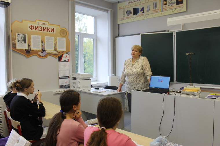 Директор школы Гапеева Татьяна Николаевна.